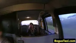 سعودية في السيارة تنضري على كسها