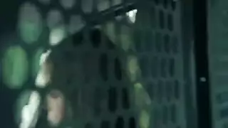 مص عميق مكثف يؤدي إلى نيك قوي على الأريكة