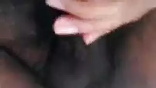 شاب بقضيب ثقيل استمناء باليد حتى القذف الكامل