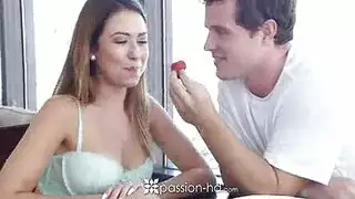 يستيقظ ليجد امه تتحرش بي زبه
