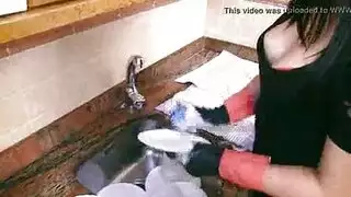 زوجة مطيعة تتوق لوضعية كلابية خشنة على أرضية المطبخ