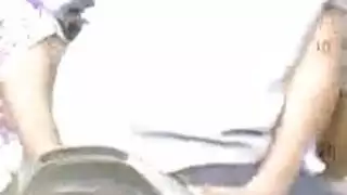 راكب الدراجة النارية تشجيع جميلة