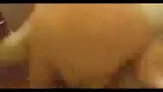 سحاقيات طبيعيات تحت الإبط في لعبة شرجية وقوية على الأريكة
