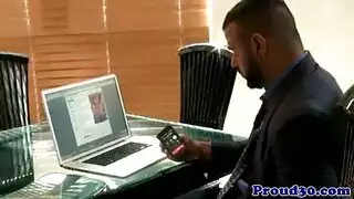 إمناء عنيف: ذكر أسود يخصب فتحتها الضيقة