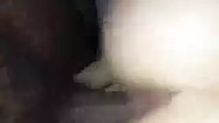 عارضة يابانية صغيرة الحجم تمارس جنسًا صعبًا في السيارة قبل موعد صالونها