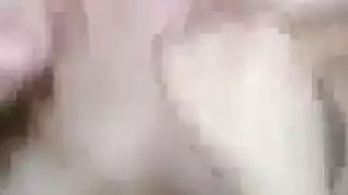 خادمه تغري اطفال في الملابس