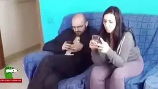 أوضاع جنسية قوية للزوجين على الأريكة: نيك صعب بكل الوضعيات