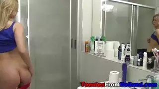 ولد يلعب معا جدته وينيكها