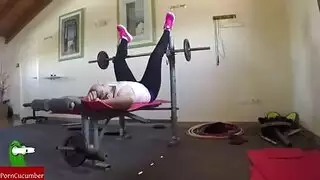 خيال الدياثة: فتاة سمراء تركب في غياب الزوجة