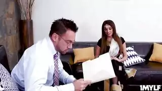 امرأة مذهلة تأخذ قضيبًا ضخمًا حتى تعجز عن المشي