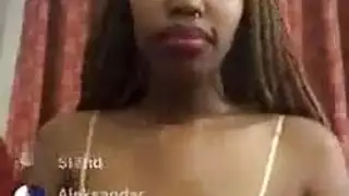حلمة المراهقة النحيلة تتعرض للضرب بقضيب أسود ضخم