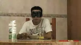 عاهرة milf مثيرة تأخذ قضيبين في جلسة نكاح ثلاثي