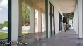 اثنين من السمراوات الساخنة تعطي لغاتهم والتدليك بوسها بصرف النظر