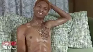 ثدي أسود كبير ملمع بالزيت جاهز لتصوير إباحي عنيف