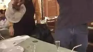 بنت اتنيج صديقتهه