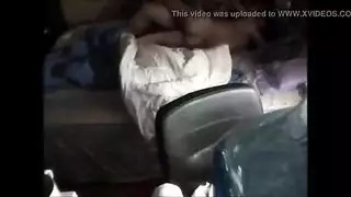 طالب يتنايك في المدرسة