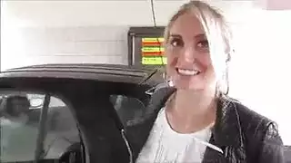 جنس بقميص مبلل مع حركة غسيل سيارات مالحة