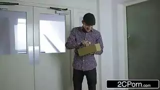 عاهرة كبيرة الصدر تبتلع قضيبًا عملاقًا بعمق