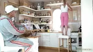 ملابسها الضيقة مصممة لتجعلك منتصبًا