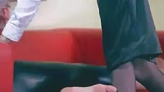 نساء أكبر سنًا وشابات يستكشفن الجنس الجماعي السحاقي