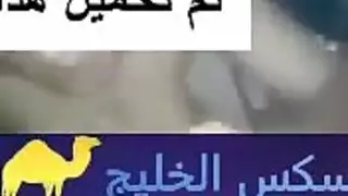 فتاة صغيرة تمسك قضيبًا قاسيًا وتدخله بعمق في مهبلها الضيق