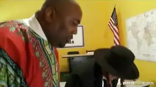 شقراء ذات أثداء هائلة تأخذ قضيبين في حلقها ومهبلها