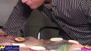 يحك زبة في بزاز امو