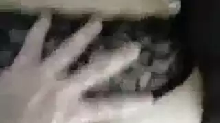 فتاة مراهقة تأخذ عدة أعضاء ذكرية في فيلم جنس جماعي