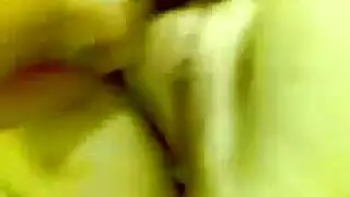 سكس أمهات ويقدف بالغلط في داخل كسها