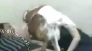 تدخل على غرفة اخوها وتنام جنبن وتنيكه