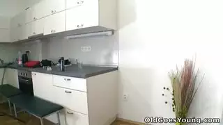 سكس ثلاثي ساخن: شاب وسيدة ناضجة وفتاة مراهقة مثيرة