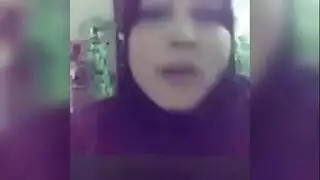 امرأة محجبة مثيرة تثقب بقوة في فتحتها الضيقة