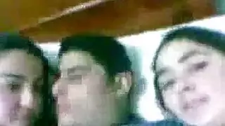 مصري ثري يستعبد عاهرتين كبيرتي الصدر لعبادة زبه