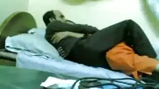 مقطع بورنو عربي: ثنائي متعرق يمارس الجنس على الملاءات