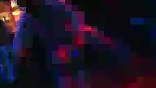 فتاة قانونية تكشف جسدها المثالي في فيلم إباحي صريح
