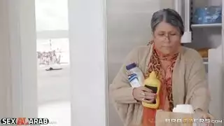 ينيكها قدام جدتها شقرا