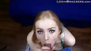 شقراء بفرج مثالي تحصل على خدمة اللسان في الحمام