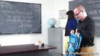 طالب ينيك معلمته في منزلها