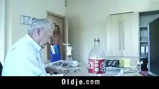 تاتي العجوز زيارة لبنتها فتأخذ راجلها ينيكها