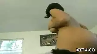 سيء الأكبر سنا الرجل القضيب يسحب الحمار والكرات في ضيق الحمار