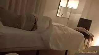 يراقب اخته الحلوه حتا تدخل تنام ويدخل عليه ويشلح سروله وينكه وهي مبده مترجم