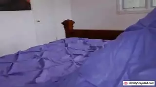 الاب يدخل على ابنته الحمام يجدها تستمنى فيعاقبها بالنيك العنيف