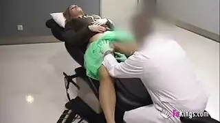 دكتور نساء ينيك مريضه ليبيه بيضاء
