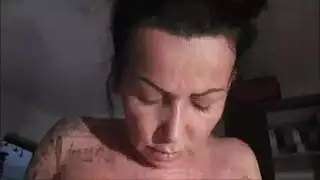 زي اسود كبير يقذف داخل الكس