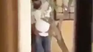 ينيك زوجه صاحبه في بيتها