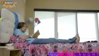 أختين أثناء المذاكرة