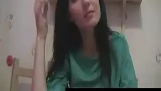 فتاة جامحة تتعامل مع راحة بواسير صريحة في فيديو إباحي