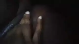 فتاة سمراء مثيرة تستمتع بالاختراق الشرجي الصارم