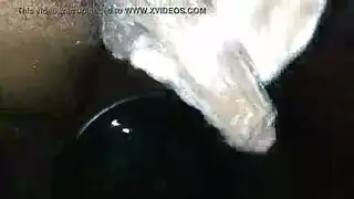 كسر السرير بالحركة الصريحة: رجل هندي يهيمن على عاهرتين مثلية
