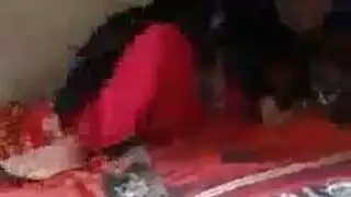 فتاتان مثيرتان في جنس سحاقي صريح على الأريكة